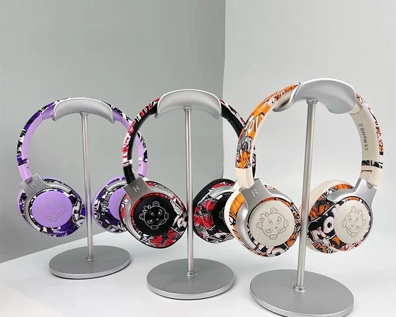 หูฟังบลูทูธแบบครอบหู ลายกราฟฟิตี้ พร้อมไฟ RGB และไมโครโฟน